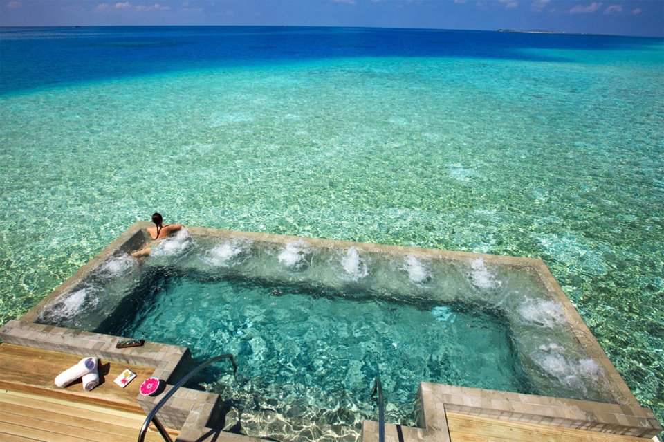 Notre coup de coeur de la semaine: La #piscine du #Velassaru resort dans les #Maldives !  #PiscineDuMonde