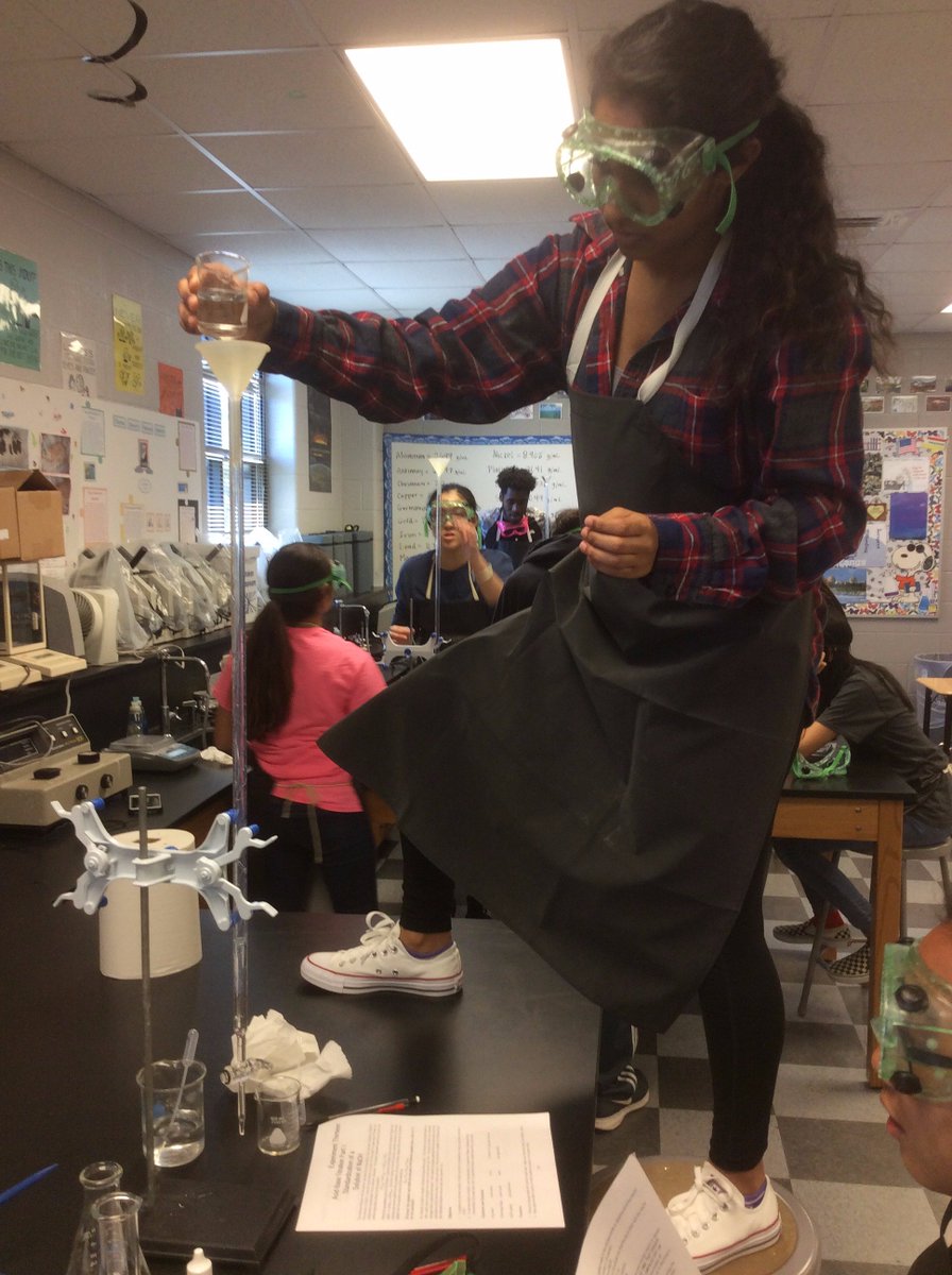 PinedaScience's tweet photo. titrations Day1 in #APChem π #toopink #patience #labbosses https://t.co/zkjYhIWTCX