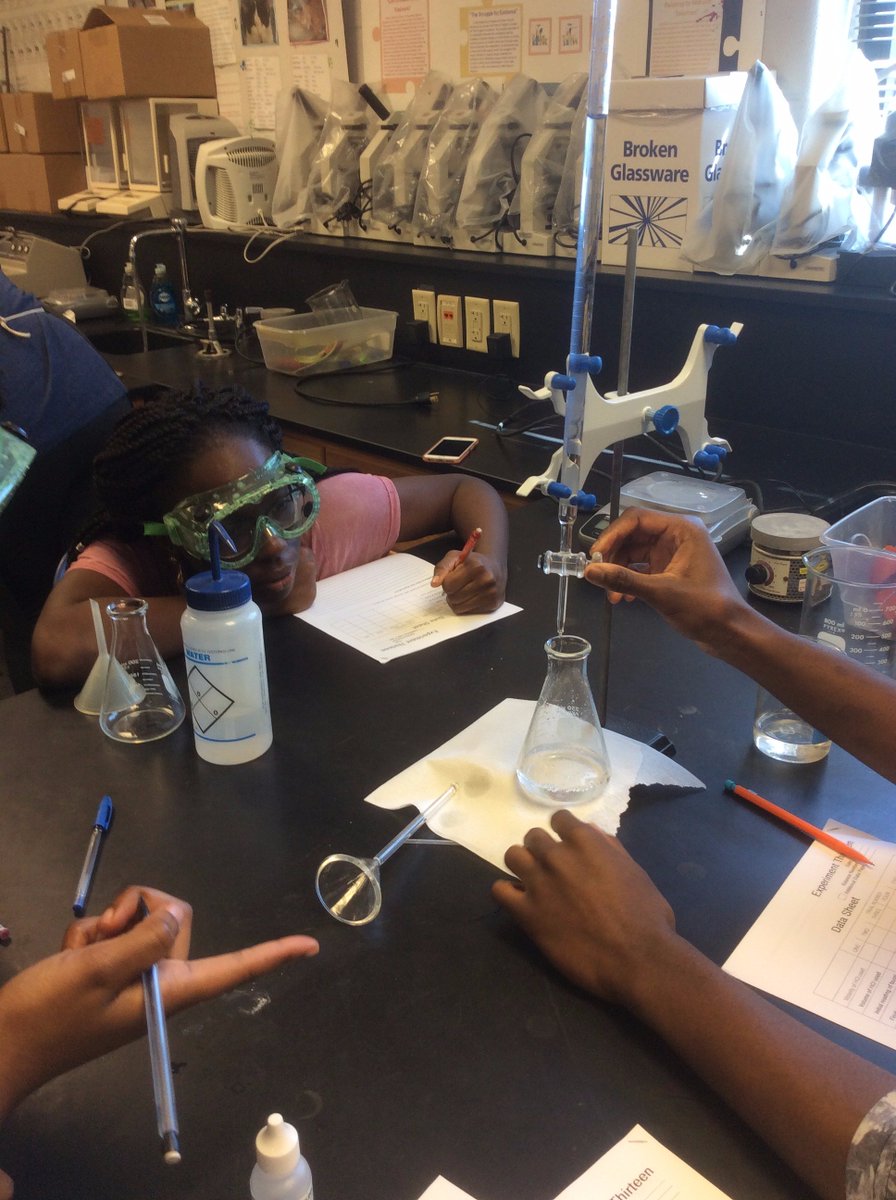 PinedaScience's tweet photo. titrations Day1 in #APChem π #toopink #patience #labbosses https://t.co/zkjYhIWTCX