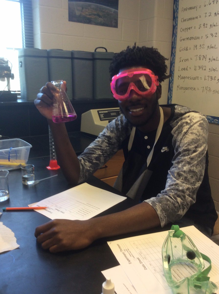 PinedaScience's tweet photo. titrations Day1 in #APChem π #toopink #patience #labbosses https://t.co/zkjYhIWTCX
