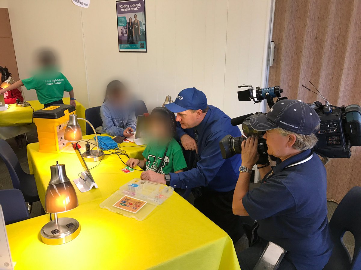 TechTomBUSD's tweet image. .@TechMikeBUSD working on @PlayOsmo with a @SunkistTigers kindergartener, all while @TELEMUNDO52 records for story tonight! #coding4all