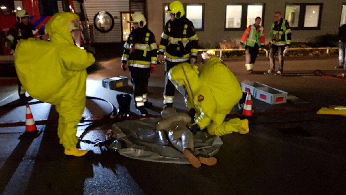 DeSchoenaker's tweet photo. Vanavond, brandweeroefening bij InterCheM in #Beuningen. https://t.co/sARr5DiFem