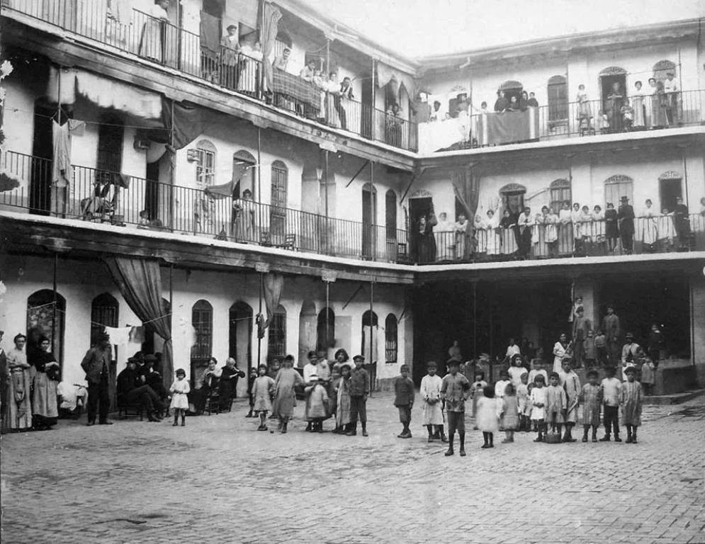 SevillaInsolita's tweet photo. Corral de vecinos que luego fue el antiguo hotel Triana.

Año 1932. https://t.co/JmWvWyhHMY