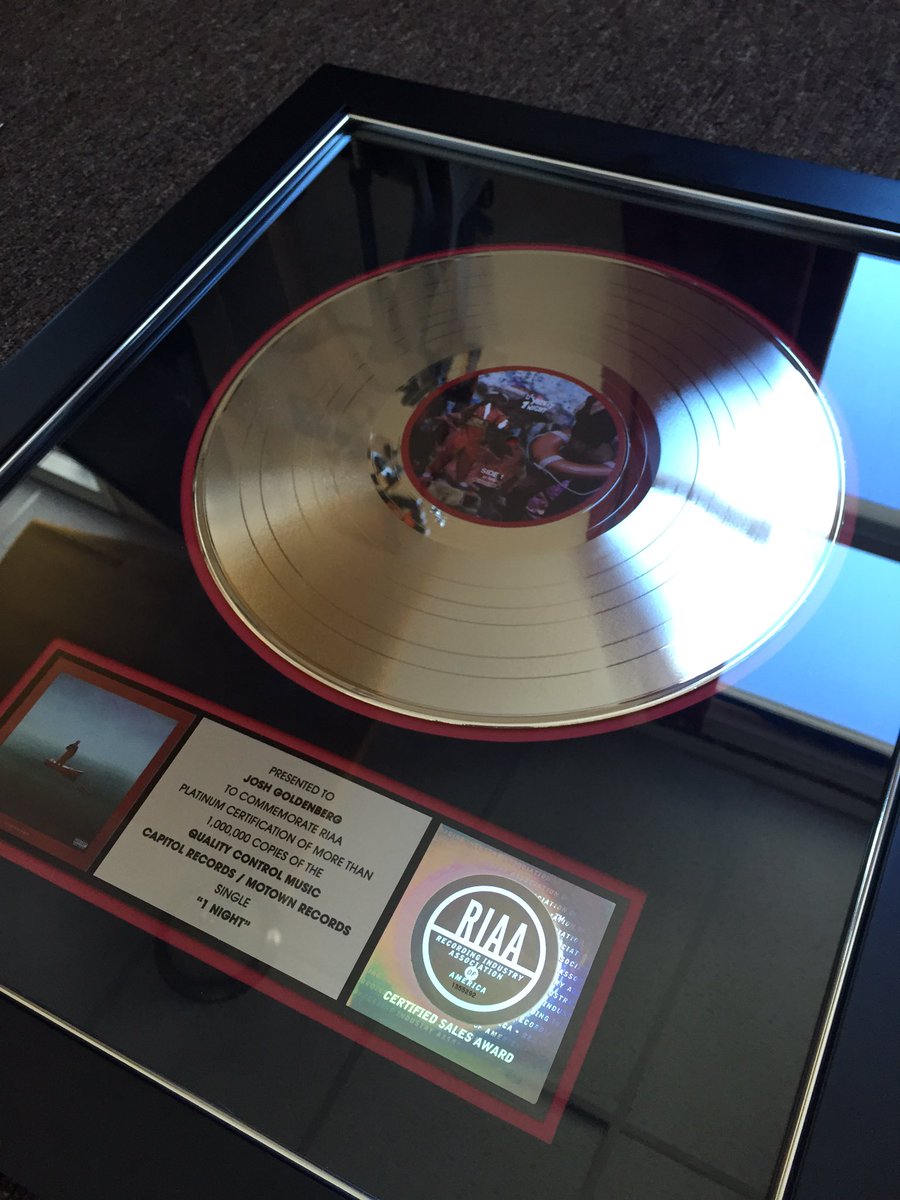 glassface_'s tweet photo. first platinum plaque 🙏🏼🙏🏼🙏🏼 https://t.co/YvFvf2Iiu6