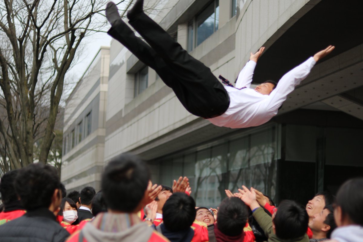 鳥取大学 学生広報スタッフ 鳥取大学卒業式 学位記授与式が行われました 式典終了後には 多くの在学生が駆け付け 花束や色紙を渡し 集合写真を撮るなど 先輩との別れを惜しみました 会場である とりぎん文化会館 のロビーは熱気に包まれ 大いに