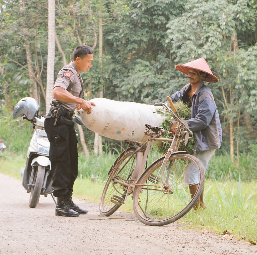 Polres_Bwi's tweet photo. #Bripka Wahyu memberikn bantuan kepada peternak sapi krn jatuh.
@PolisiJatim https://t.co/yYN3MZM5Mi