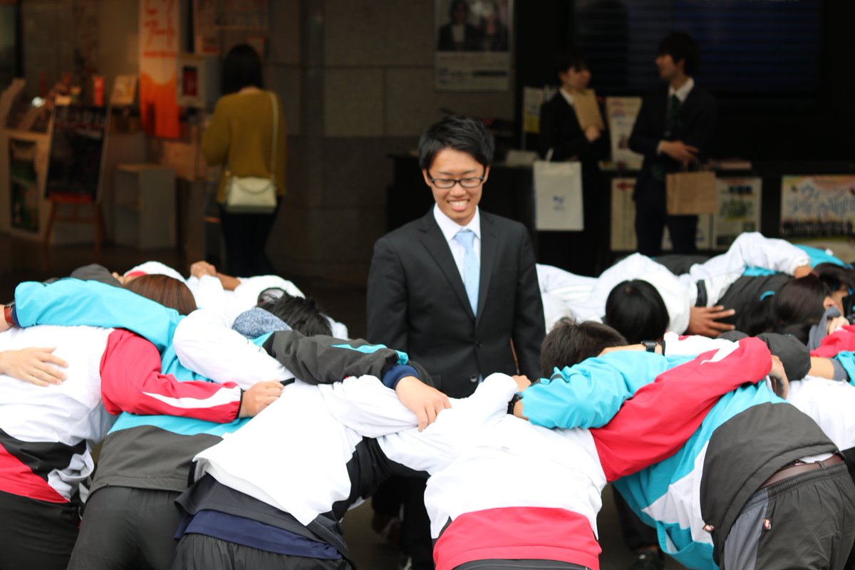 鳥取大学 学生広報スタッフ 鳥取大学卒業式 学位記授与式が行われました 式典終了後には 多くの在学生が駆け付け 花束や色紙を渡し 集合写真を撮るなど 先輩との別れを惜しみました 会場である とりぎん文化会館 のロビーは熱気に包まれ 大いに 鳥取大学 学生広報スタッフ 鳥取大学卒業式 学位記授与式が行われました 式典終了後には 多くの在学生が駆け付け 花束や色紙を渡し 集合写真を撮るなど 先輩との別れを惜しみました 会場である とりぎん文化会館 のロビーは熱気に包まれ 大いに