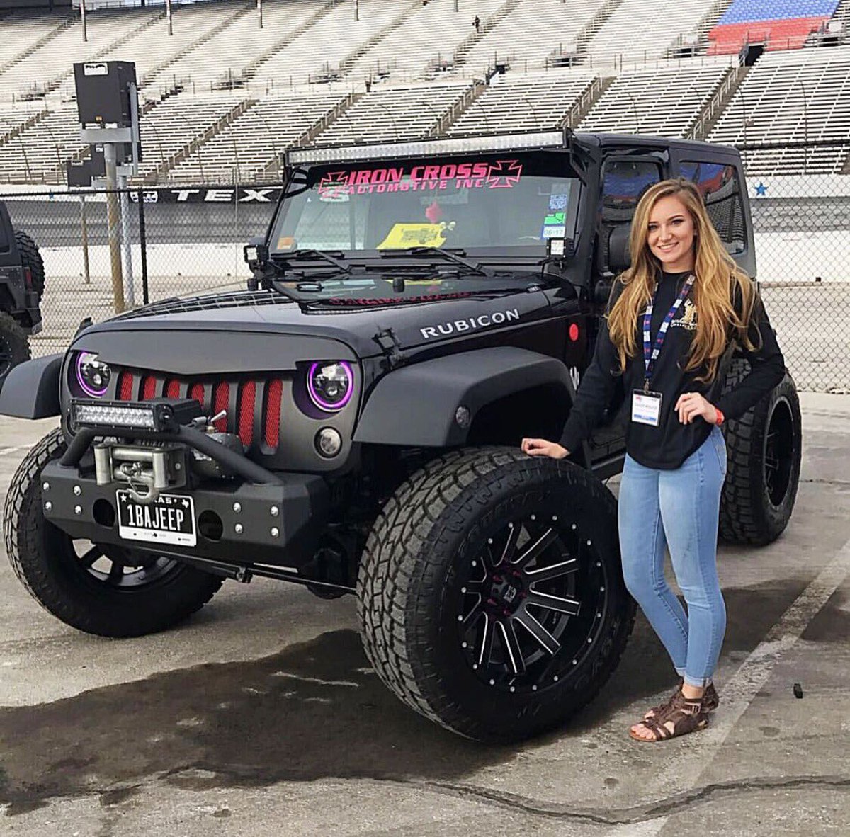 StoepelG's tweet photo. shoutout to this dime for killin the jeep game at Unlimited Off-road Expo last weekend 😍 her jeep is beautiful but look at her 😍 https://t.co/xa0OnvNn9s