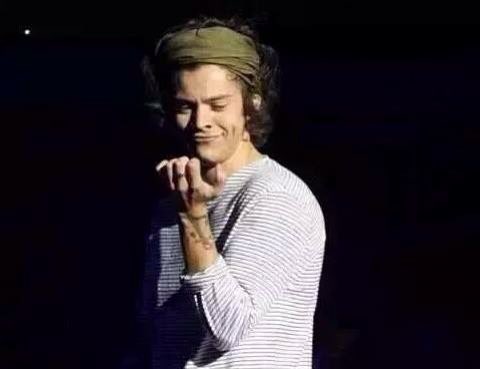 LEBT91's tweet image. "Louis fue visto caminando con dificultad y cuando le preguntaron algo al respecto dijo 'sin comentarios' "