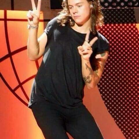 LEBT91's tweet image. "Louis fue visto caminando con dificultad y cuando le preguntaron algo al respecto dijo 'sin comentarios' "