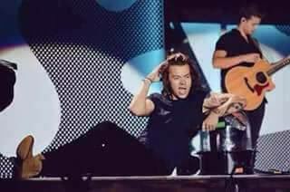 LEBT91's tweet image. "Louis fue visto caminando con dificultad y cuando le preguntaron algo al respecto dijo 'sin comentarios' "