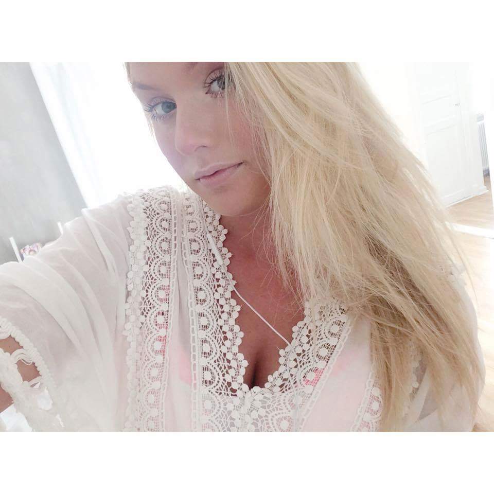Mathildaaj's tweet photo. ❤❤❤❤ önskar så att du kunde komma hem igen. Alltid saknad, aldrig glömd. Himlens vackraste ängel 🌹 https://t.co/0hbYM2Y8ra