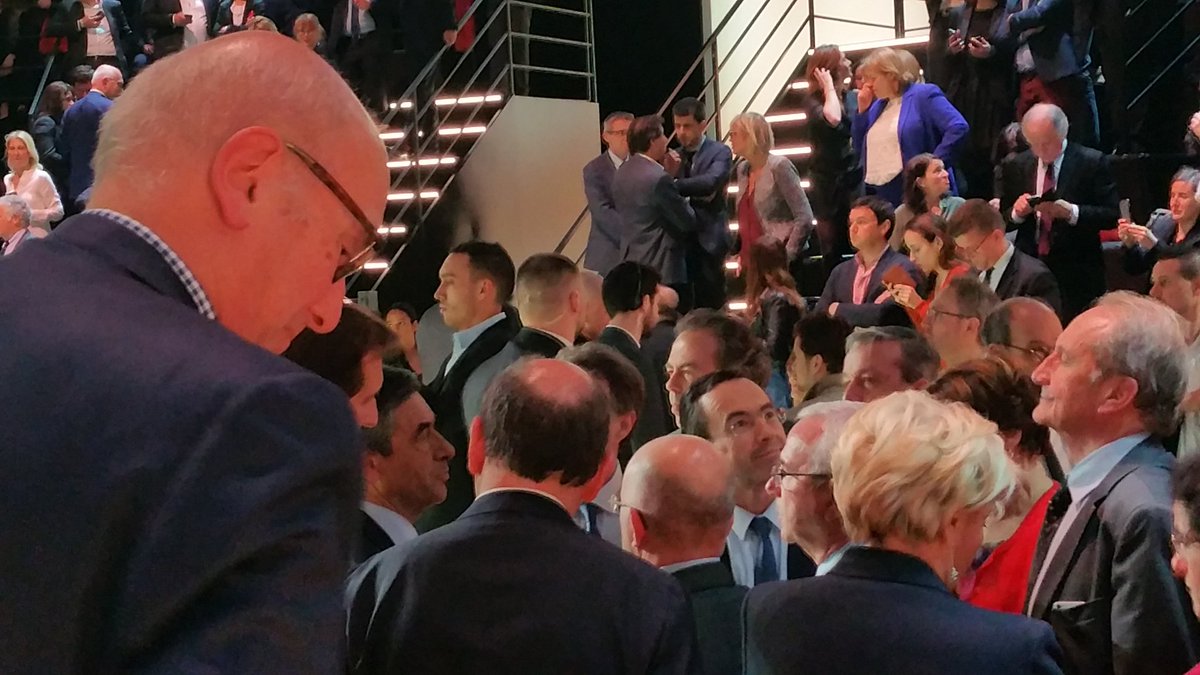 julbeaumont's tweet image. A la pause @EmmanuelMacron est le seul à être sorti du plateau Les autres ont peaufiné leurs arguments avec leur camps #DebatTF1 @LCI