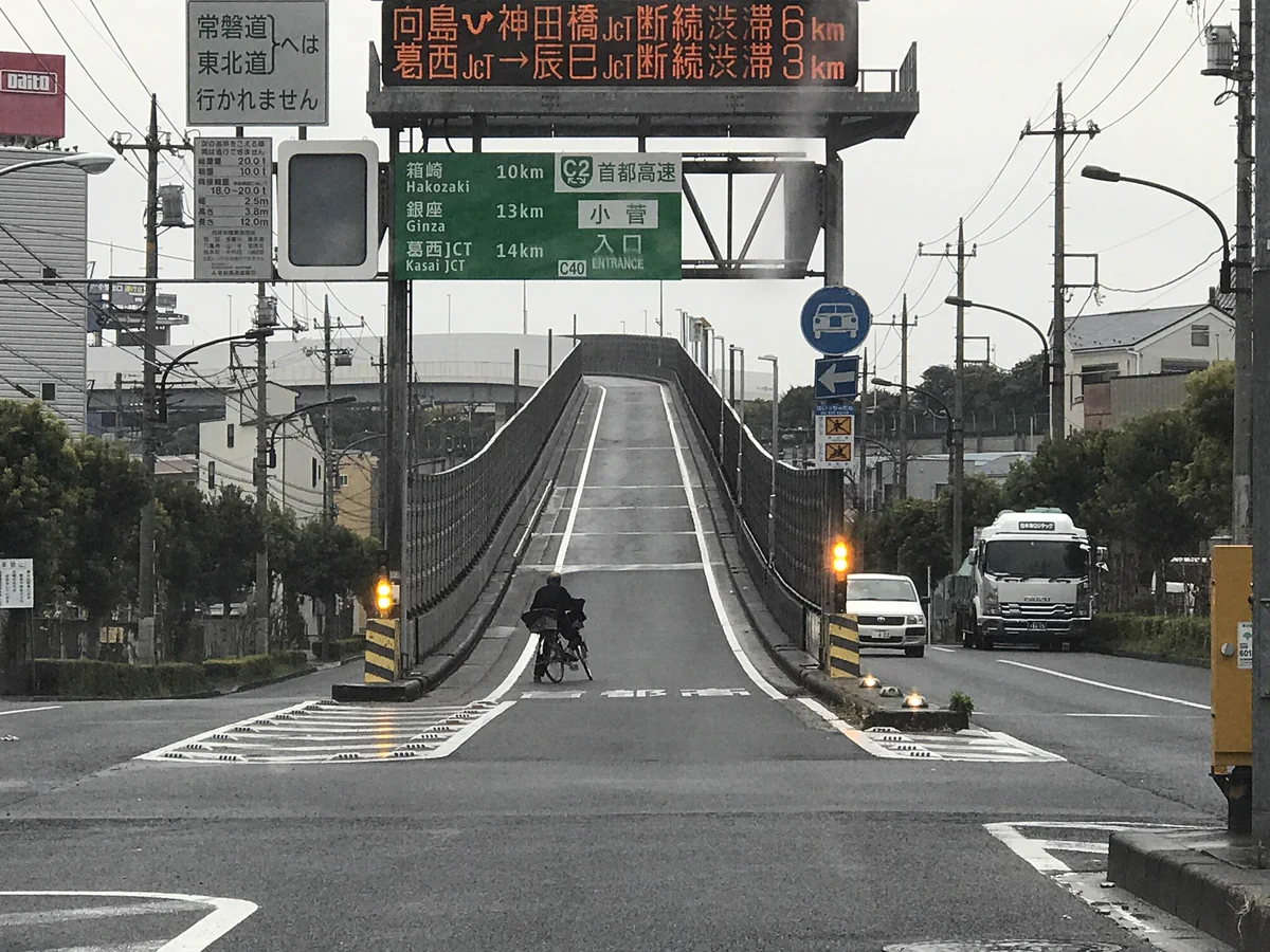 首都高をおじいちゃんが自転車で爆走…！？坂を上る姿がシュールすぎてやばいwww