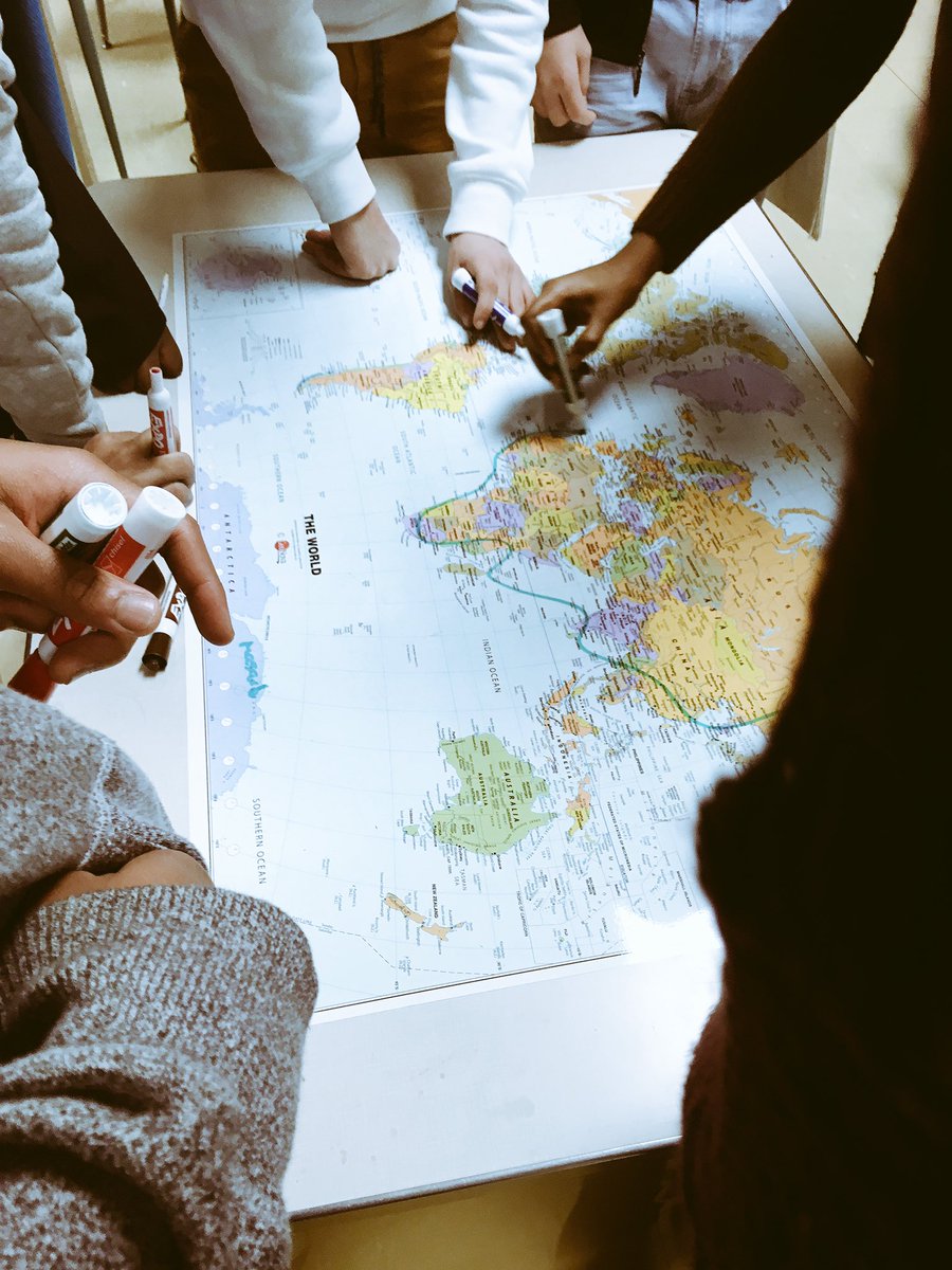 KiplingCWS's tweet image. Geography Ss @TDSB_Kipling generating questions for exploring the earth's structure. Even the teacher's desk is an entry point into inquiry!