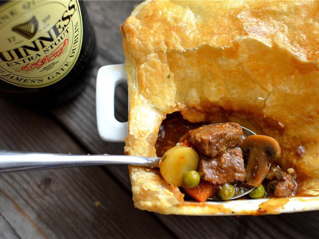 Trazlersgal's tweet photo. Check out this recipe on #SideChef! Guinness Beef Pot Pie https://t.co/L27YL12pET #foodie #recipe https://t.co/7DNGYBZsSV