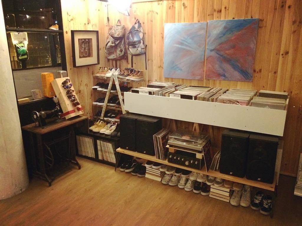 Un par de muebles que me sobraban + un equipo de música + 600 vinilos + tirafondos + un ra… ift.tt/2nfUEDW
