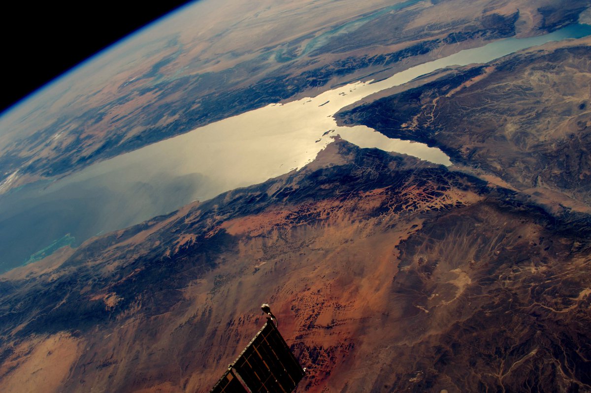 ISSonLive's tweet photo. Looking #west over the #RedSea , #SaudiArabia & #Egypt. #EarthArt from the amazing #ISS .📸 @astro_kimbrough #EarthFromSpace #CitiesFromSpace https://t.co/NPfoMxywQ8