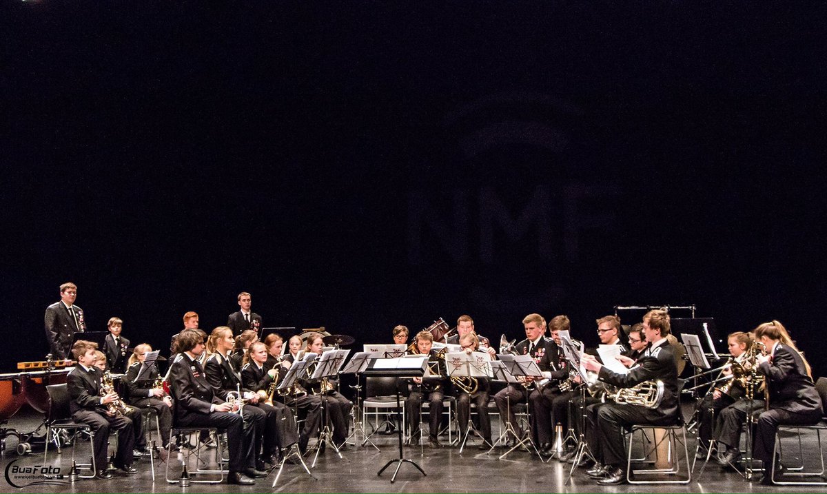 aakraskolekorps's tweet photo. Åkra skolekorps på scenen under #RM2017 #stavangerkonserthus #allesnakkerkorps #korpslykke #vinner av #4div brass #nmfkorps foto: kjellbua https://t.co/g4b4L2vEOp