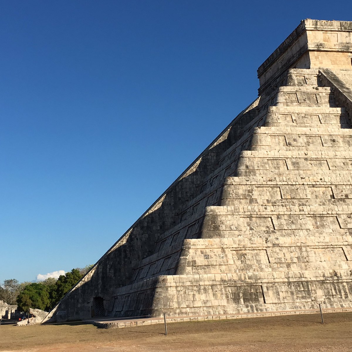 webcamsdemexico's tweet photo. Vía @pacocolunga: Pleno descenso de #Kukulkán en #Chichenitza efecto del #EquinoccioDePrimavera https://t.co/JXD8ecpiHS