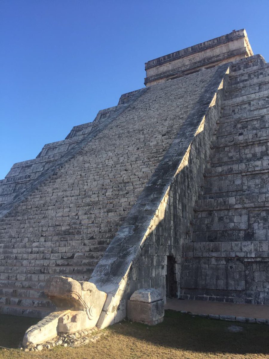 webcamsdemexico's tweet photo. Vía @pacocolunga: Pleno descenso de #Kukulkán en #Chichenitza efecto del #EquinoccioDePrimavera https://t.co/JXD8ecpiHS