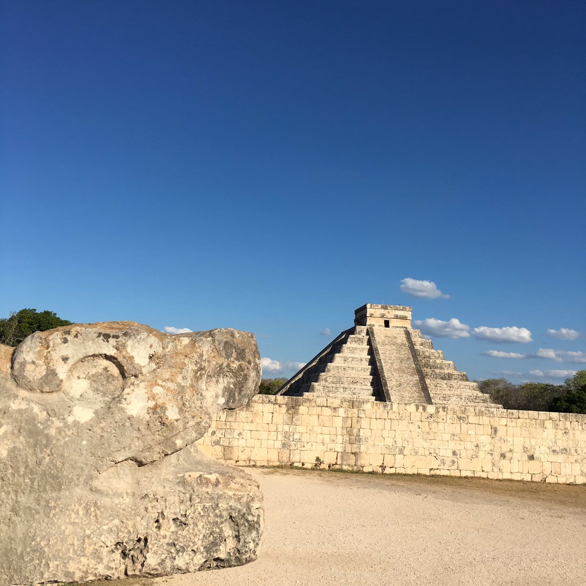 webcamsdemexico's tweet photo. Vía @pacocolunga: Pleno descenso de #Kukulkán en #Chichenitza efecto del #EquinoccioDePrimavera https://t.co/JXD8ecpiHS