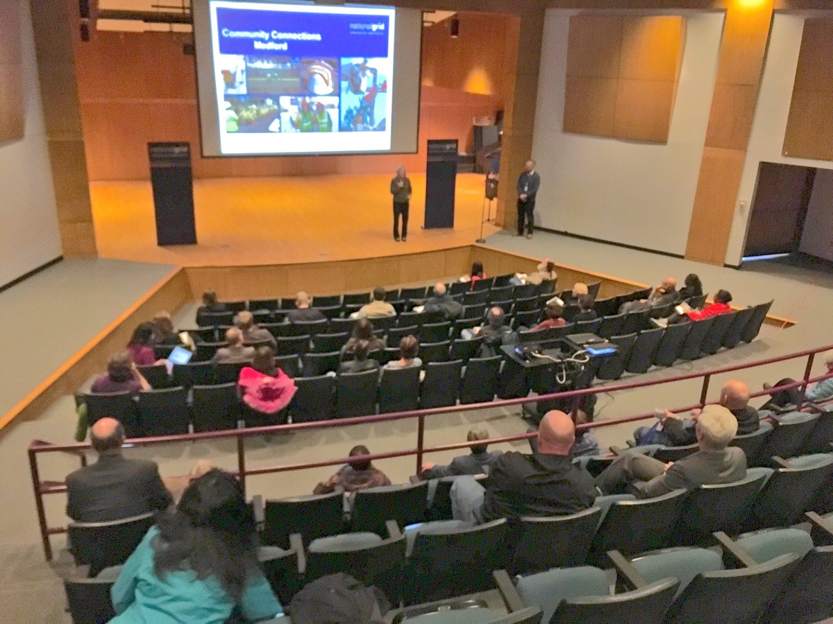 BenjaminVeri's tweet photo. Plenty of curious #Medford customers looking to discuss their energy needs w/ @MarcyReedNG &amp; @NeilProudmanNG https://t.co/8QsQ0DVO2g