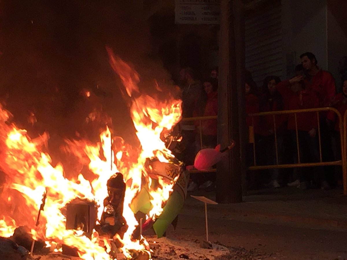 F_RamonyCajal's tweet photo. L'espurnes màgiques del foc ens recorden la cremà de dos innoblidables monuments plantats en @F_RamonyCajal durant #falles2017 #fryc2017 https://t.co/HUecFjBYSG