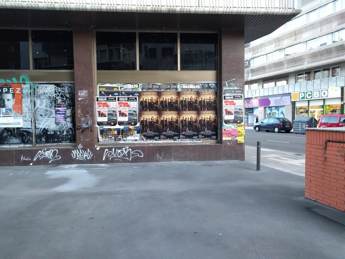 destrozaBURGOS's tweet photo. ¡Que moderno está Burgos, así, todo empapelado!

#DestrozaEsBurgos https://t.co/xRrwizFZ6Q