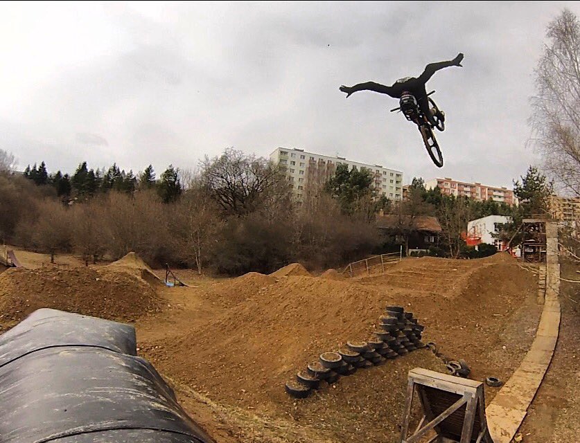 TomasZejda's tweet photo. Front nohand from morning sesh! @dartbikes @DEWALTtough @ExtremeOfficial @ixssports @spankbikes https://t.co/DmQWXhvnYj