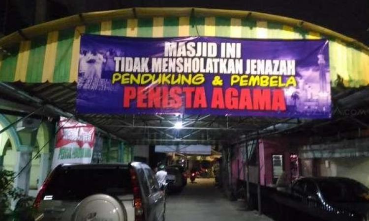 nu_online's tweet photo. Beda Pilihan Politik, Pengamal Tarekat DKI Tetap Shalati Jenazah Muslim 
https://t.co/pjlGpVRbWk https://t.co/HAZnBJULlu