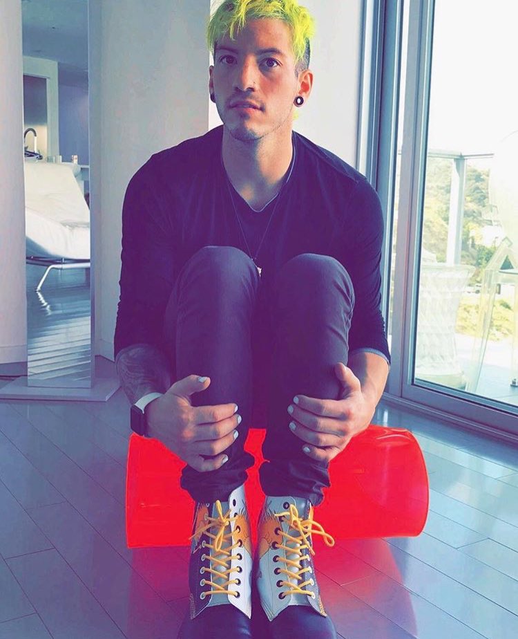 topupdated's tweet photo. holy cr*p that's a cool chair. (via joshuadun on Instagram) https://t.co/TIxkzMKGaE