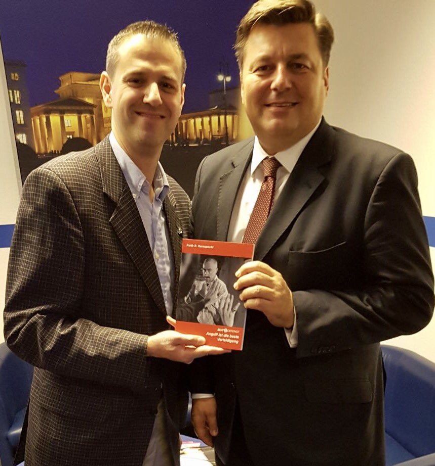DPolGBerlin's tweet photo. #SenInn Andreas Geisel erhielt durch unseren Landesvorsitzenden (V) Boris Novak ein signiertes Buch von @GM_Kernspecht #WingTsun-Seminar https://t.co/Fo8gCBm9bN