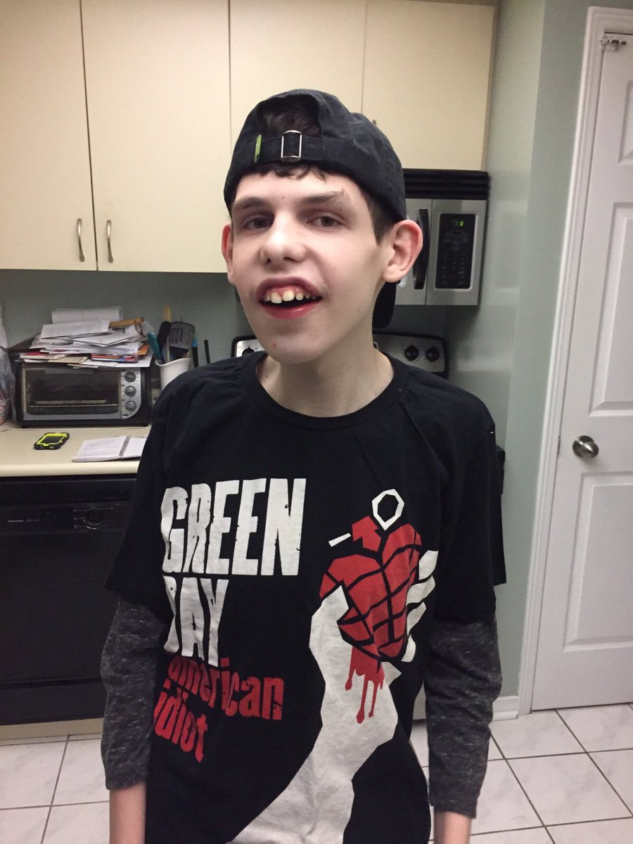 Zelda2h2's tweet photo. Matthews ready to go to his first @GreenDay concert! #RevRadTour #BabiesFirstConcert https://t.co/lLto5OF3f3