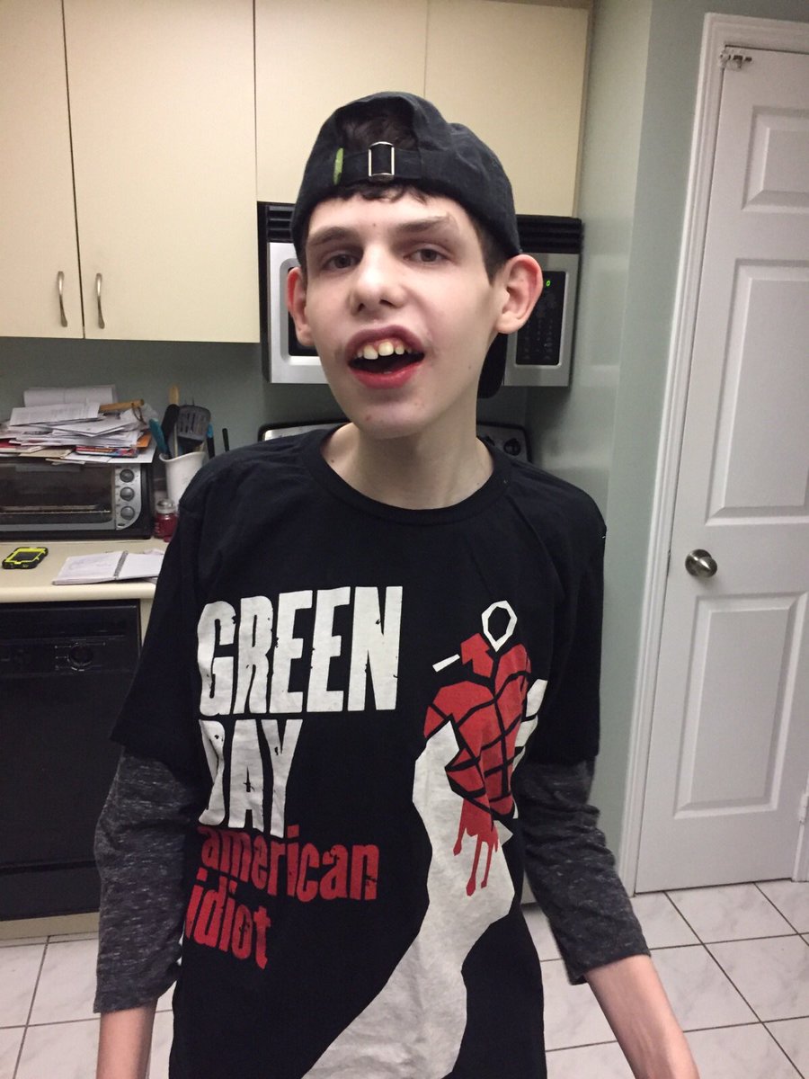 Zelda2h2's tweet photo. Matthews ready to go to his first @GreenDay concert! #RevRadTour #BabiesFirstConcert https://t.co/lLto5OF3f3