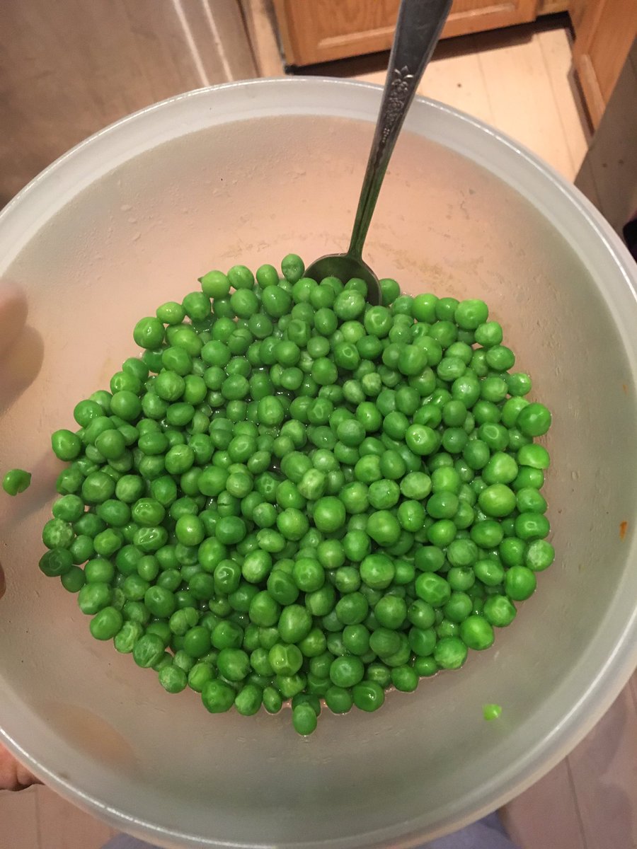 theveganseries's tweet photo. Does anyone else like to eat peas by the spoonful or am I the only one? #pealover #thegreenediblekind https://t.co/0EH617NO4J