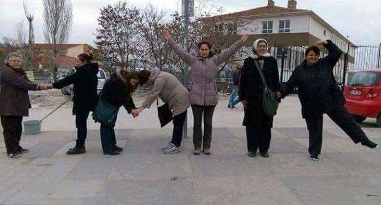 R harfi yapan ablayı görmemle ikna olmam bir oldu. Hayatımda ilk kez böyle bold italik bir R görüyorum 😊