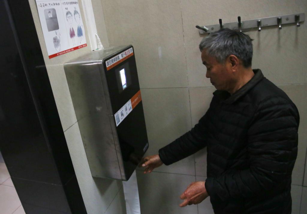 CNET's tweet image. Facial recognition tech rolls in to thwart toilet paper theft in Beijing cnet.co/2nM4NX4