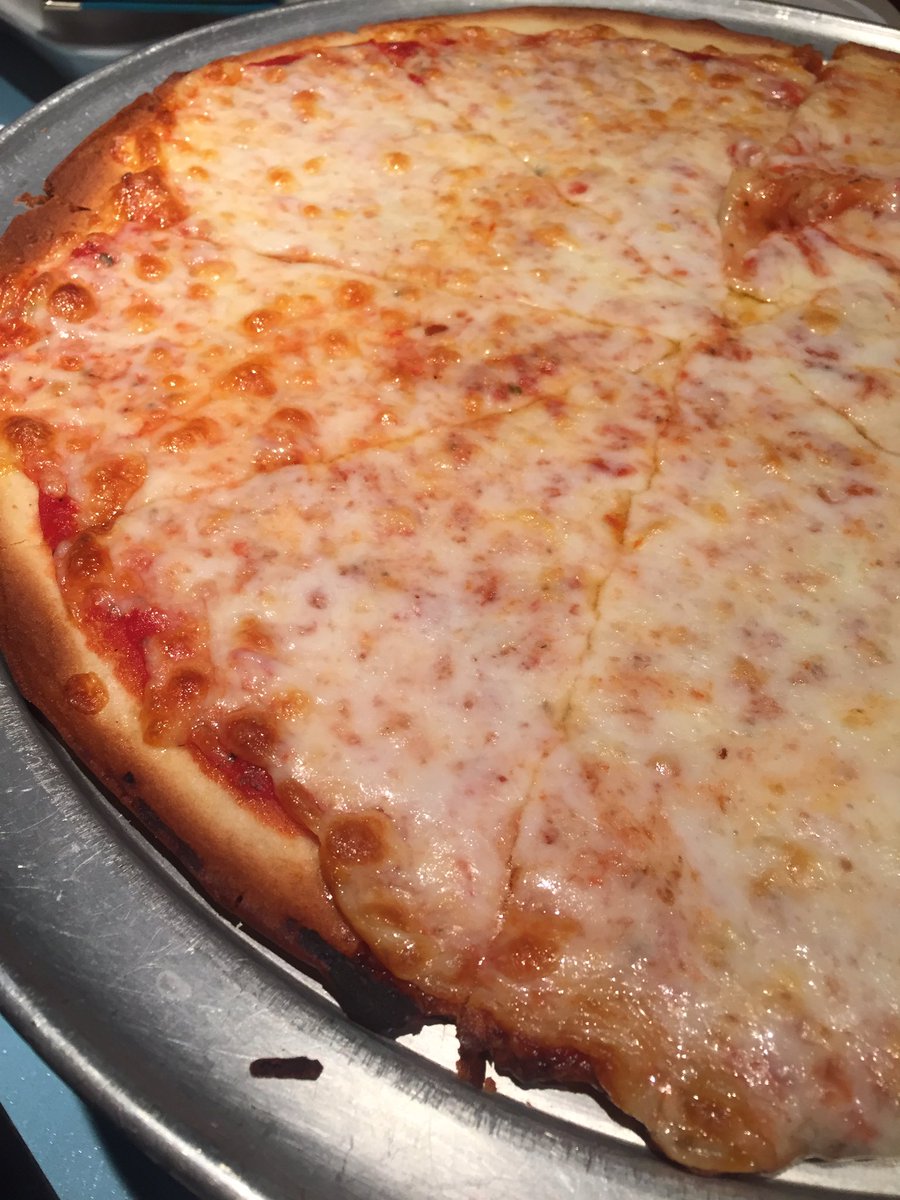 VegetarianMamma's tweet photo. Dinner tonight at #AnnasBrickOven. Happy w/the service +pizza quality. Good gf thin crust. #Gfspringbreak #glutenfreetravel #williamsburg https://t.co/Ad6HR5B6MI