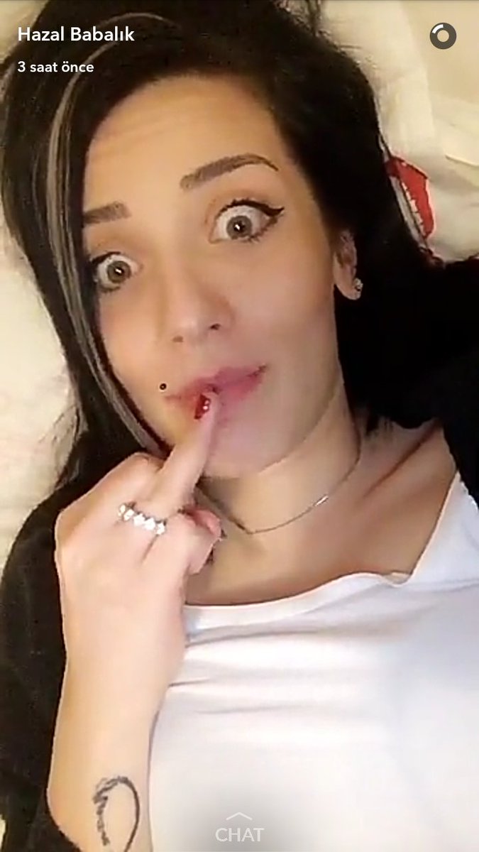 AMK OMRU HAYATINDA ILK DEFA YUZUK GORUYOR SANKI. GORMEMISIN YUZUGU OLMUS ALMIS BI TARAFINA SAAPMIS SALAAAAKKKK