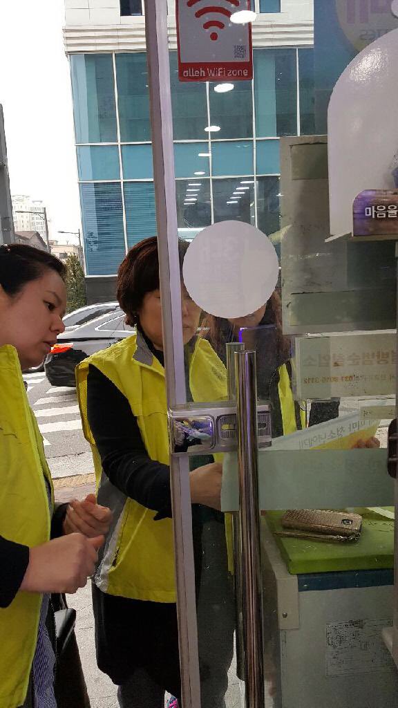 #성남시 #운중동
청소년지도위원회 청소년 유해환경 개선활동 실시.이번 활동을 통해 유해업소 업주의 청소년 보호의식 확산과 청소년들의 일탈행위 예방에 큰 도움이 되었습니다. 감사합니다.