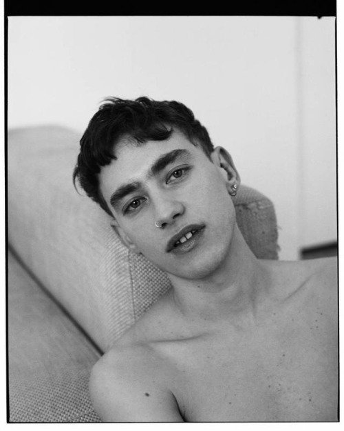 ollyarchive tweet picture
