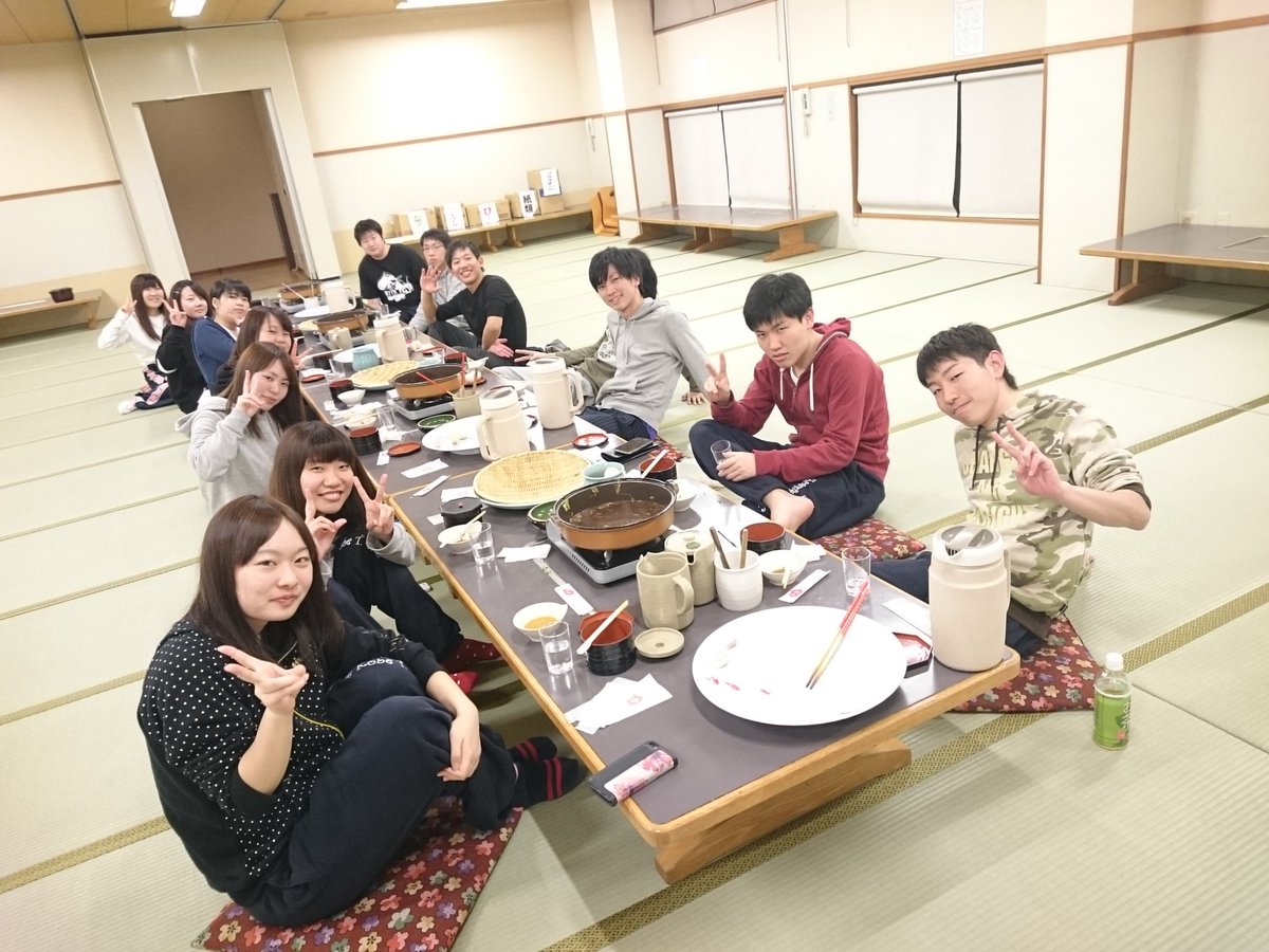 神戸大学卓球サークルespoir Pe Twitter エスポ合宿3日目 昨日は体育館レクや宴会レク Bチームの勝利でした 写真は夕食 座り方はネタでしか 笑笑