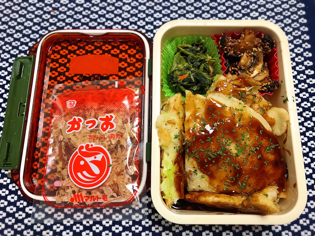 魔女っこれい お弁当を作った 白米炊くのをサボり 買い物をサボり 今朝 冷蔵庫を開けるとほとんど何もない パスタにようと思えば パスタの麺も無い これは酷い 小麦粉しかない 小麦粉に ほんだし水キャベツあげ玉を入れてよく混ぜる 焼いて