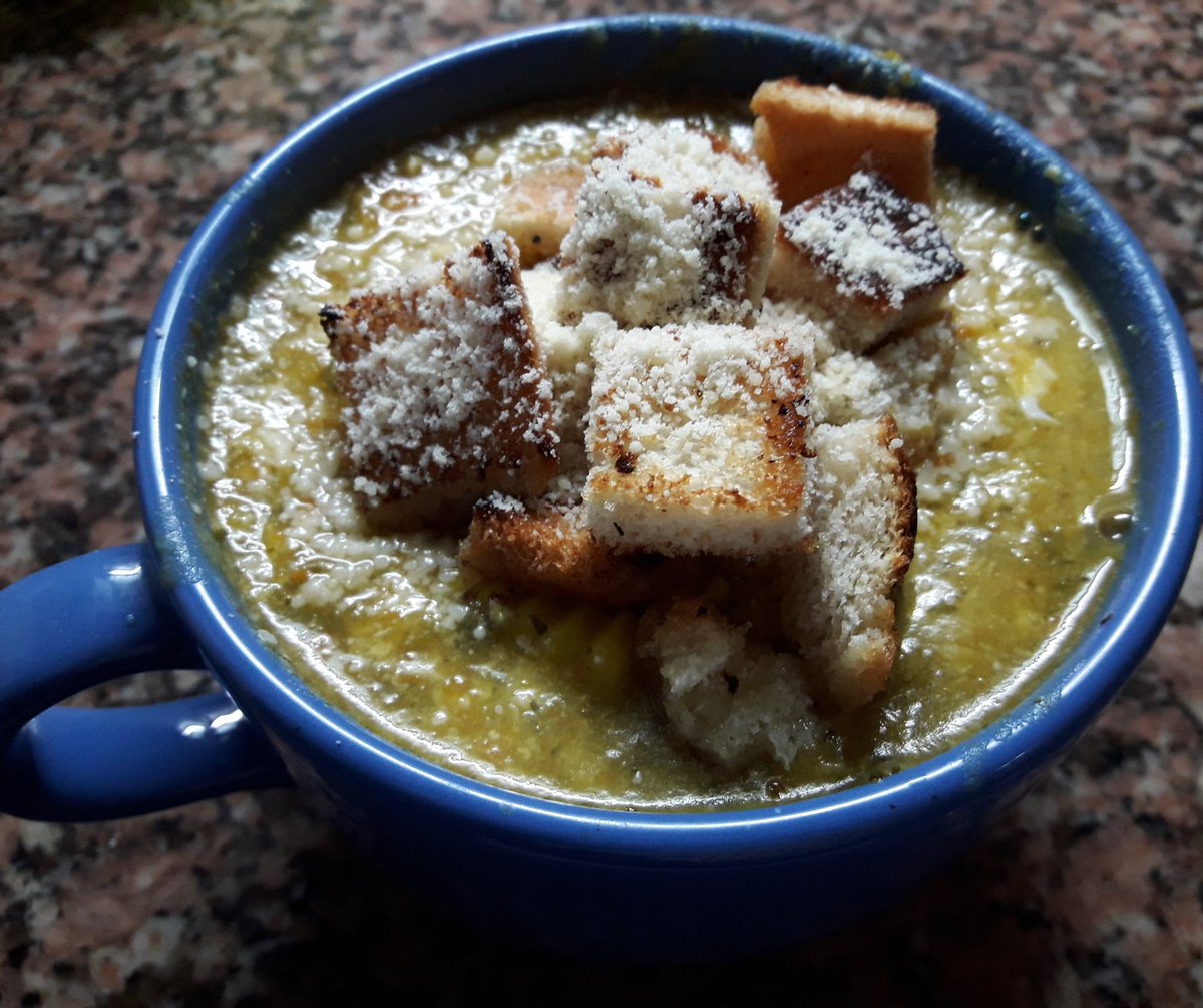 _Cara_Melito_'s tweet photo. Sopa de verduras con huevo, croutones y queso #PorqueMeQuiero #FallHasBegun https://t.co/Fcmey0DfKT