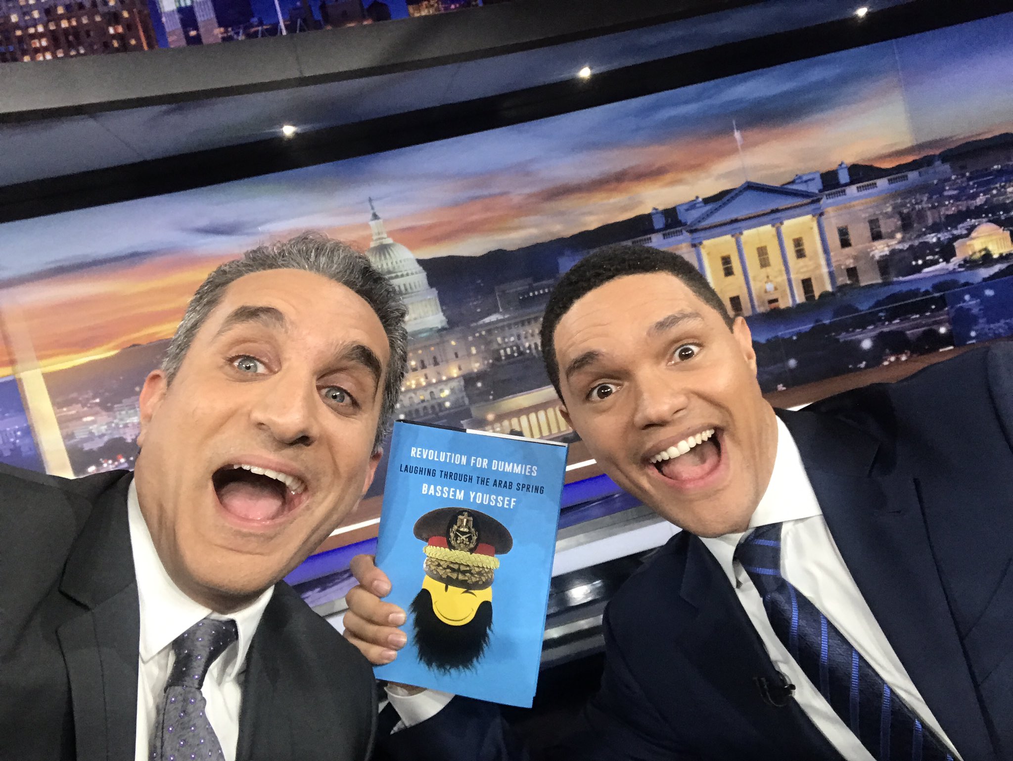 باسم يوسف على تويتر: "شكراTrevornoa.  مشاهدة TheDailyShow الليلة.  يتظاهر بأنه متحمس لكتابي # ثورة_الكلمة ... "