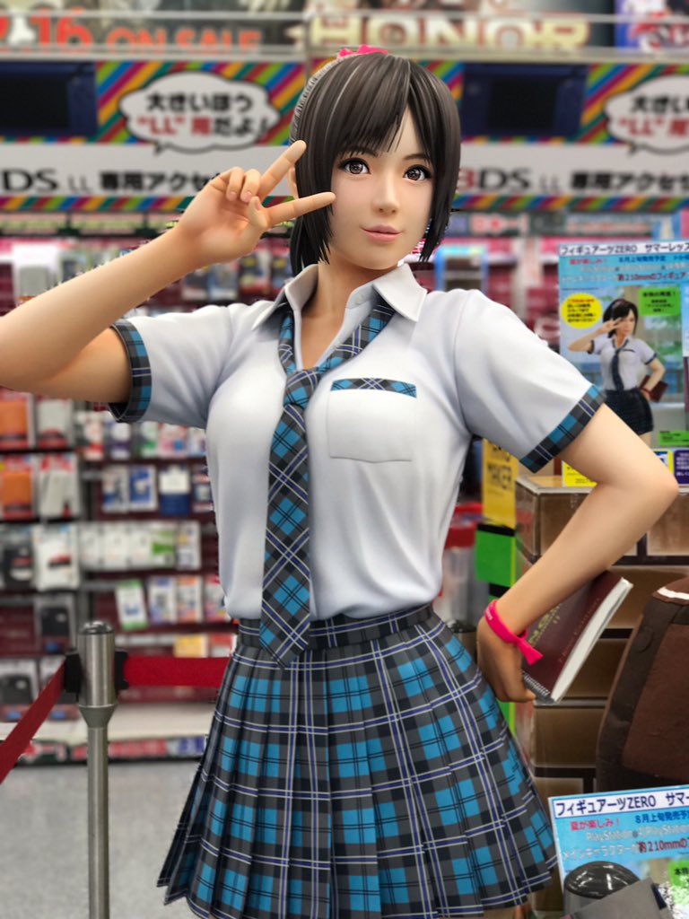 秋淀にサマーレッスン 宮本ひかりの等身大フィギュア(￥270万)が展示