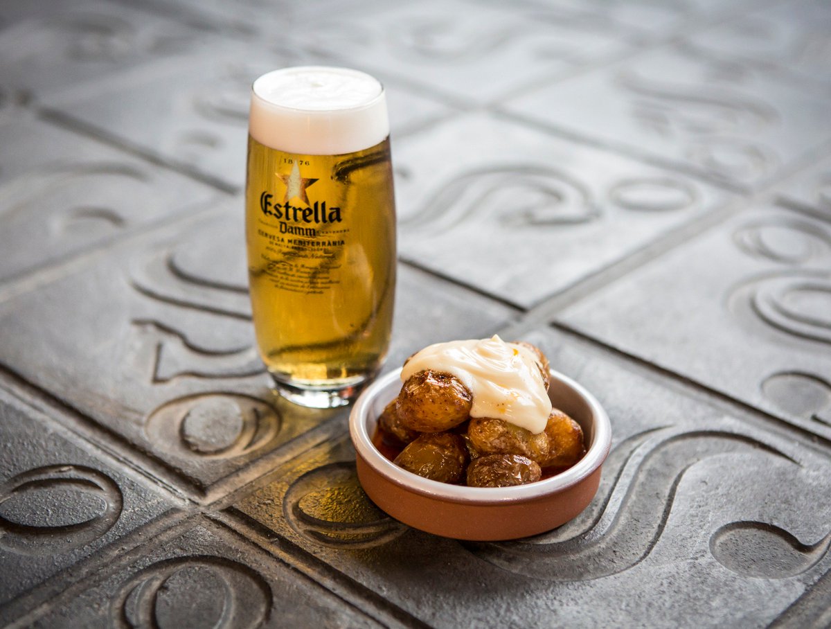 Clàssics que no poden faltar mai: una canya d'<a href="/EstrellaDammCat/">Estrella Damm Cat</a> i unes #braves a l'estil d'#OperaSamfaina. Veniu a tastar-les! 😍