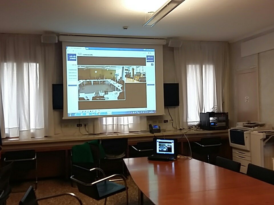 In consiglio regionale Veneto si discute di addizionale IRPEF ma la sala stampa è dedicata a una seduta in diretta della regione Lombardia