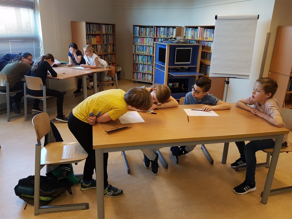 linda_otter's tweet photo. Samen met collega Rianne een gastcollege gegeven. Was weer fantastisch om te doen! @riannemo @odsdezeppelin @RabobankRMIJ  #weekvanhetgeld https://t.co/ldbjJrXgfx